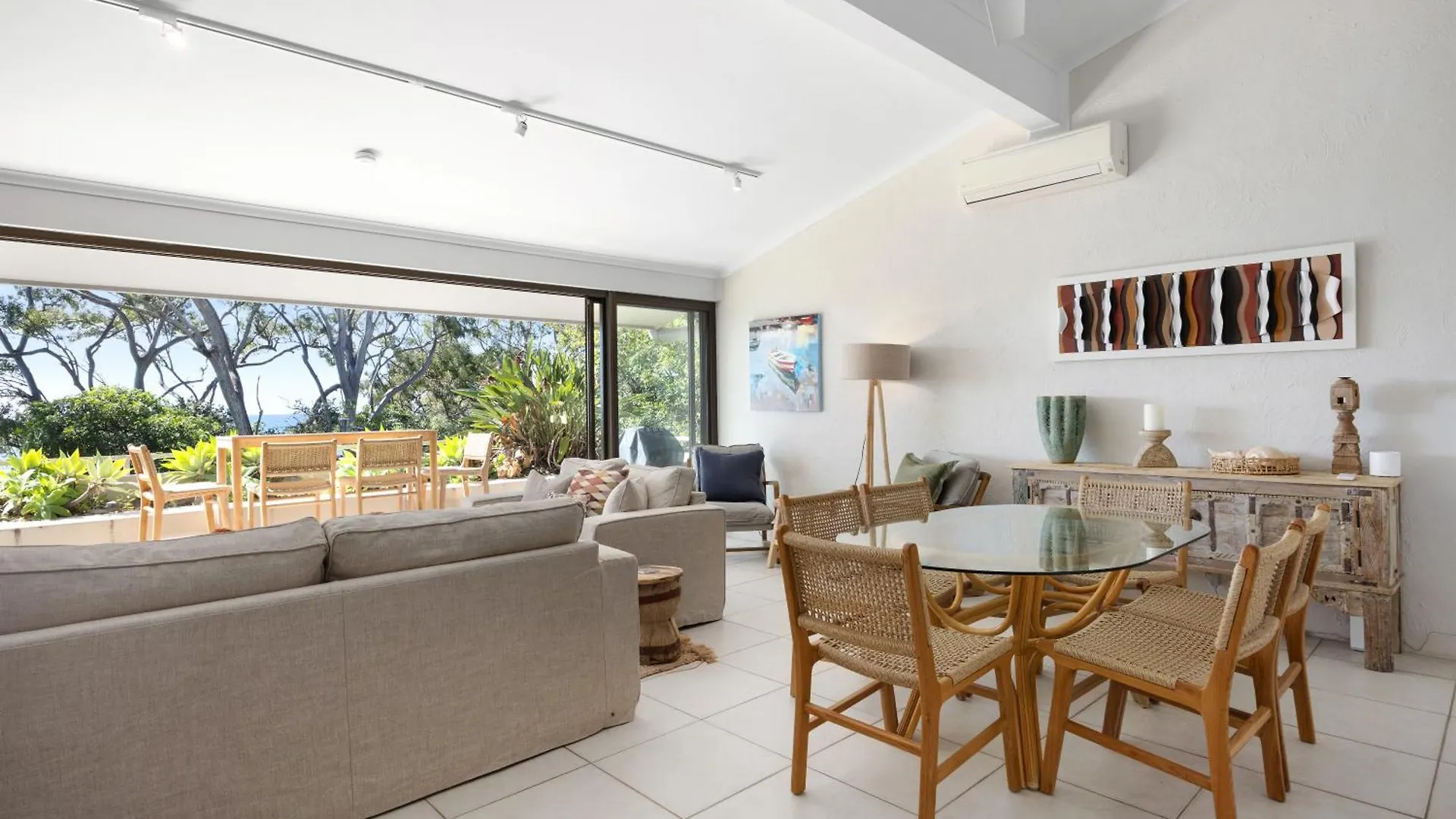 Cove Point 5 Stylish Cove Escape 0*, Noosa Heads Australia
